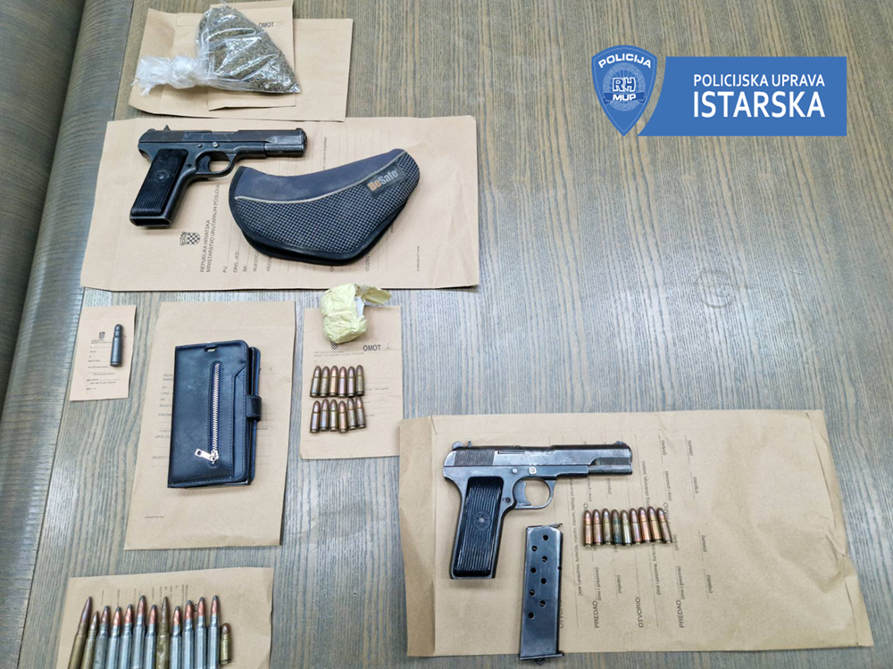 Policijski službenici pronašli su drogu, automatsko oružje s prigušivačem, dva pištolja i veću količinu streljiva (foto: PU istarska)